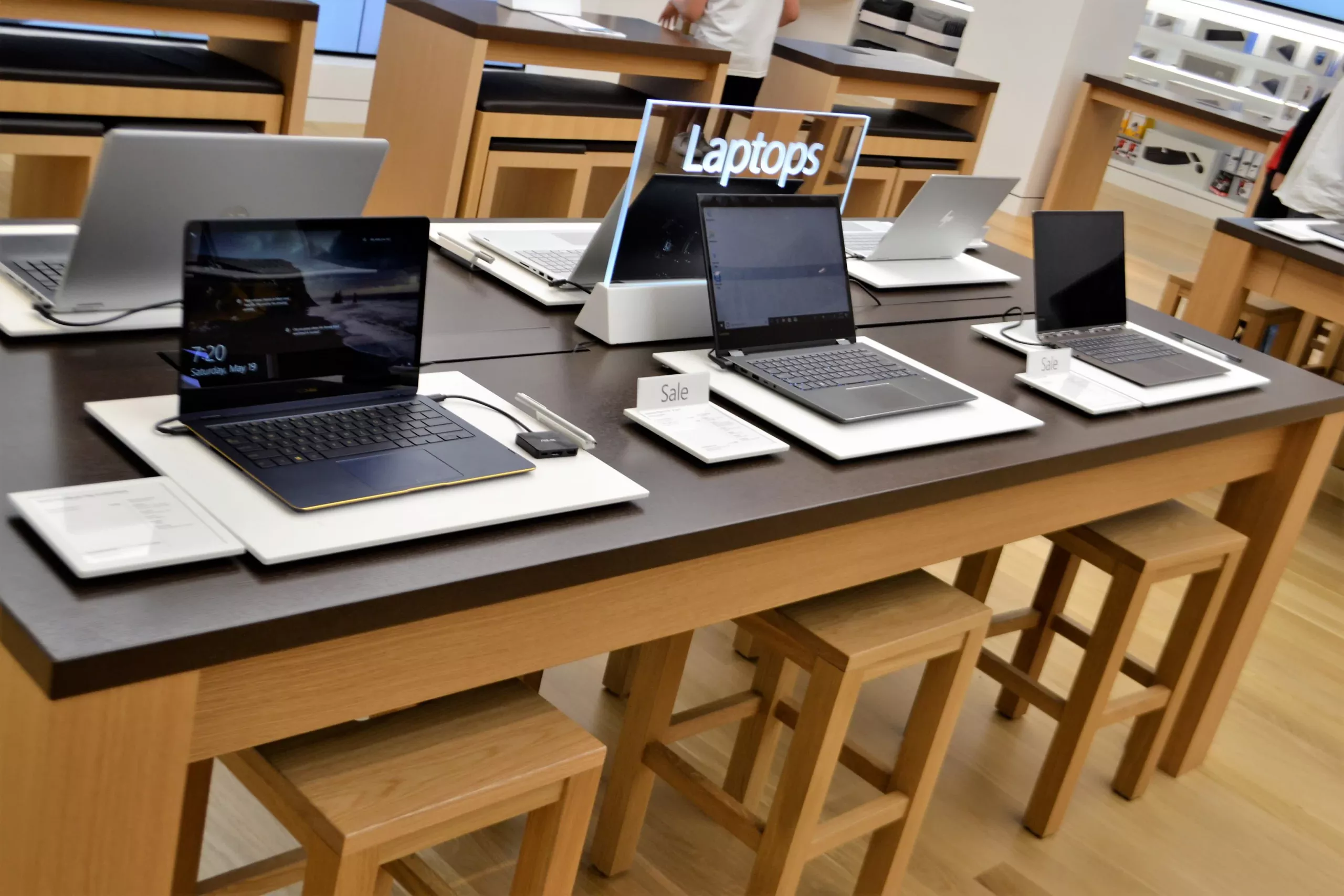 toan-cau-doi-mat-voi-tinh-trang-thieu-hut-laptop-03