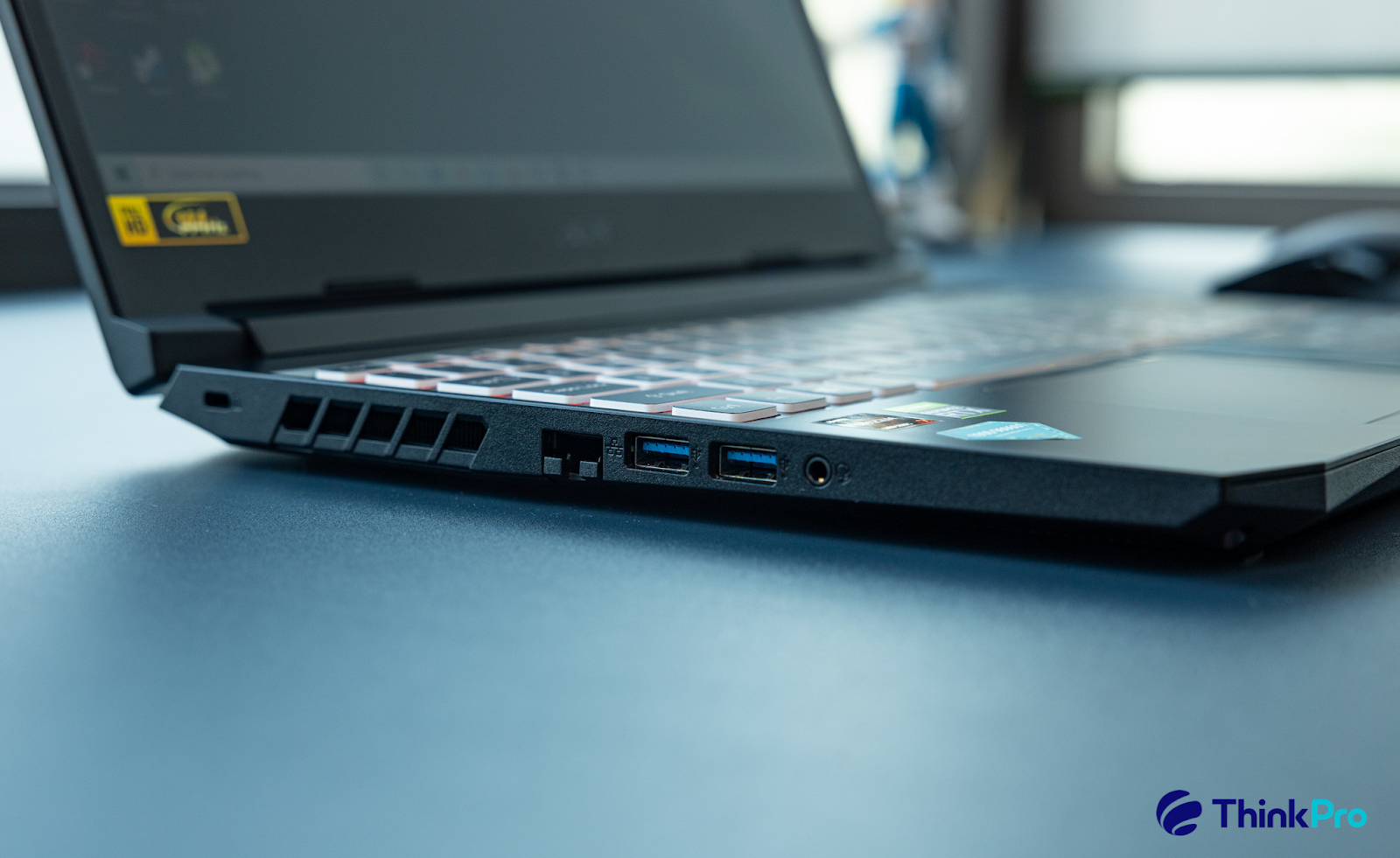 Cuối cùng về điểm mạnh của Acer Nitro 5 - Intel 11th Gen, chúng ta sẽ có đầy đủ các loại cổng “ăn chơi” như USB-A, USB-C, HDMI,... 